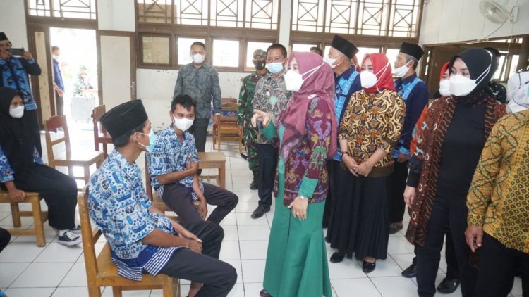 Hj. Winarni Nanang Ermanto Menghadiri Vaksinasi Anak Sekolah  di Kabupaten Lampung Selatan 