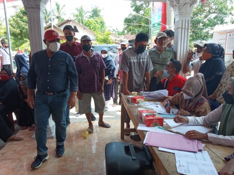 Bupati Kabupaten Lampung Selatan  H. Nanang Ermanto  Memantau Vaksinasi di desa Ketapang Kabupaten lampung selatan 