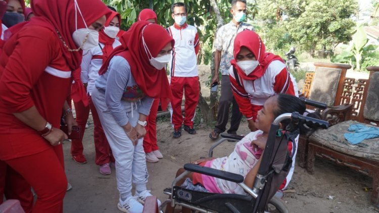 Hj. Winarni Nanang Ermanto Memberi bantuan di desa Banjar Agung kecamatan Jati Agung Kabupaten Lampung Selatan 