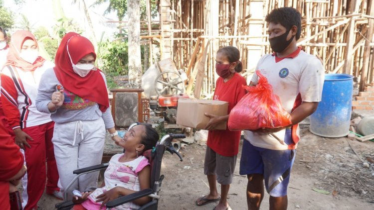 Hj. Winarni Nanang Ermanto Memberi bantuan di desa Banjar Agung kecamatan Jati Agung Kabupaten Lampung Selatan 