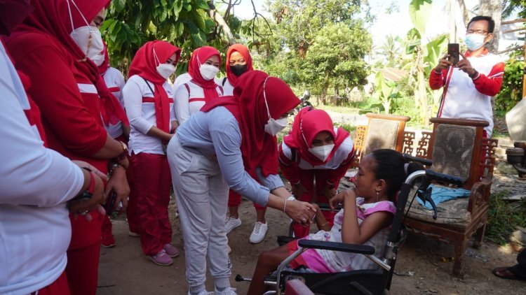 Hj. Winarni Nanang Ermanto Memberi bantuan di desa Banjar Agung kecamatan Jati Agung Kabupaten Lampung Selatan 