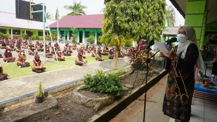 Hj. Winarni Nanang Ermanto menghadiri Vaksinasi Di SMP 3  Kalianda Kabupaten Lampung Selatan