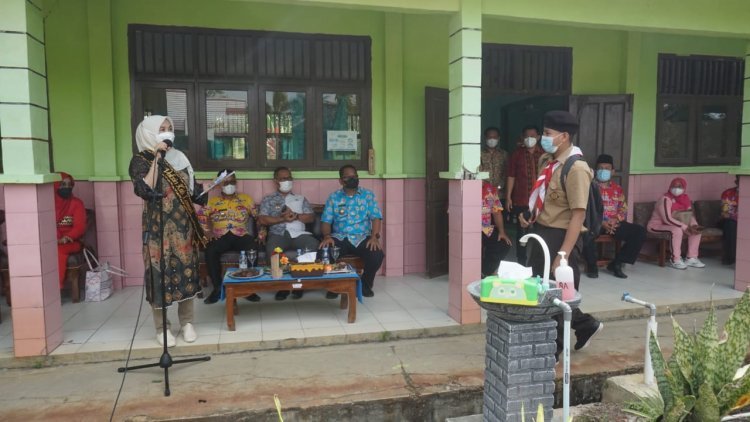 Hj. Winarni Nanang Ermanto menghadiri Vaksinasi Di SMP 3  Kalianda Kabupaten Lampung Selatan