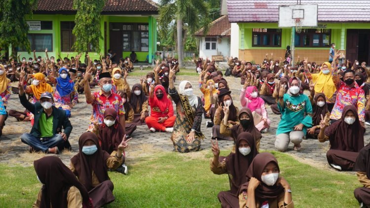 Hj. Winarni Nanang Ermanto menghadiri Vaksinasi Di SMP 3  Kalianda Kabupaten Lampung Selatan