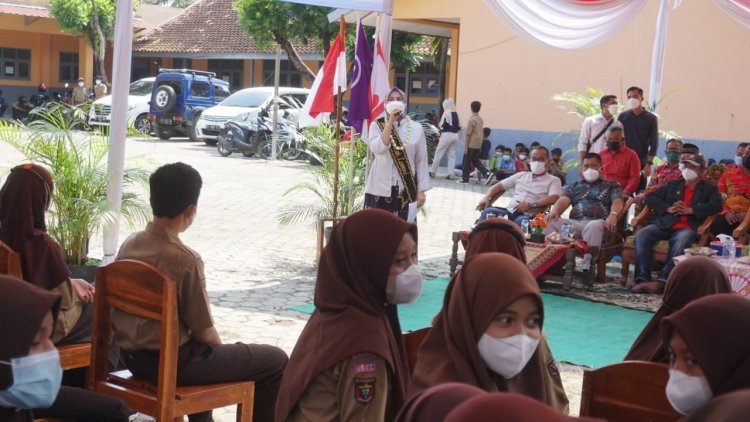 Hj. Winarni Nanang Ermanto menghadiri Vaksinasi di SMP Tunas Darma Kabupaten Lampung Selatan