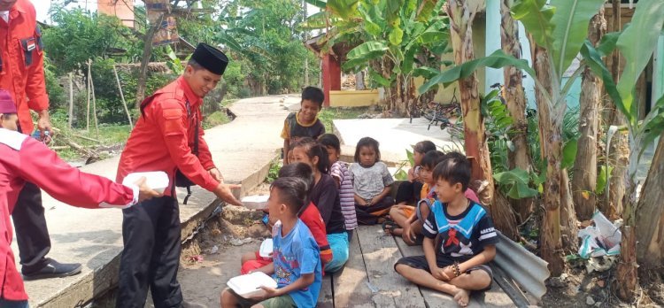 Kegiatan Rutin Jumat Barokah Oleh BAMUSI DPC PDI Perjuangan  kabupaten Lampung Selatan di Desa Banjar Suri 