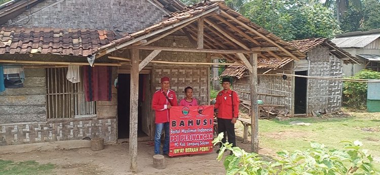 Kegiatan Rutin Jumat Barokah Oleh BAMUSI DPC PDI Perjuangan  kabupaten Lampung Selatan di Desa Banjar Suri 