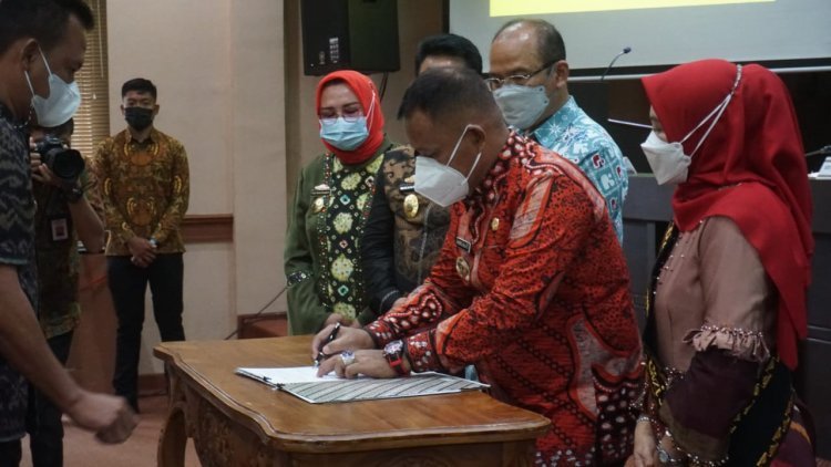 Hj.Winarni Nanang Ermanto memberikan Sosialisasi 1000 hari pertama Kehidupan (HPK) dan kesepakatan penandatanganan program Bangga Kencana Tahun 2021