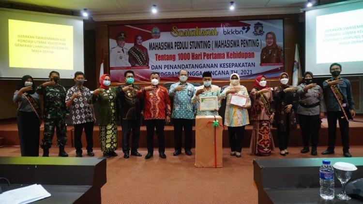 Hj.Winarni Nanang Ermanto memberikan Sosialisasi 1000 hari pertama Kehidupan (HPK) dan kesepakatan penandatanganan program Bangga Kencana Tahun 2021