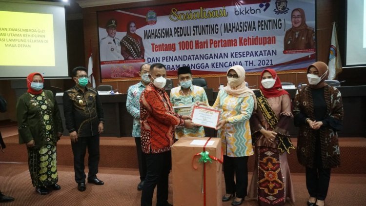 Hj.Winarni Nanang Ermanto memberikan Sosialisasi 1000 hari pertama Kehidupan (HPK) dan kesepakatan penandatanganan program Bangga Kencana Tahun 2021