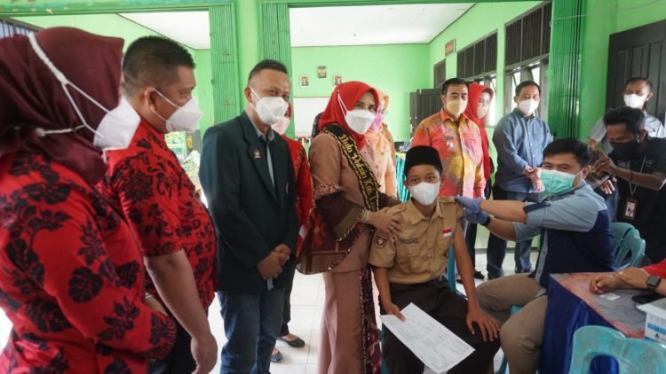 Hj. Winarni Nanang Tinjauan Vaksinasi di SMP 2 Merbau Mataram