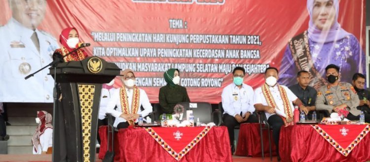 Bunda Winarni dalam acara Hari Kunjung Perpustakaan dan Bulan Gemar Membaca serta Pengukuhan 17 Bunda Literasi Tingkat Kecamatan se-Kabupaten Lampung Selatan yang dipusatkan di Lapangan Tenis Indoor, Kalianda, Rabu (3/11/2021)