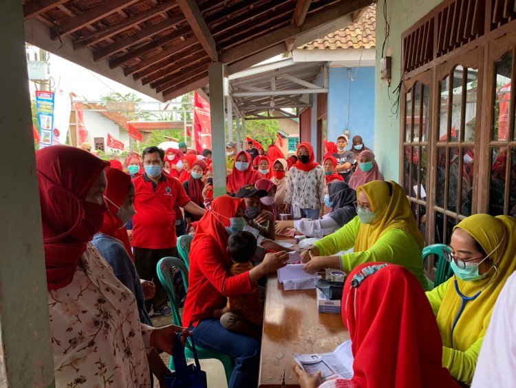 Ketua DPC PDI Perjuangan Kabupaten Lampung Selatan sekaligus Bupati Kabupaten Lampung Selatan  H.Nanang Ermanto Meninjau Kegiatan Pelaksanaan  Vaksinasi Di Tanjung Bintang.  kamis (4/11/21)