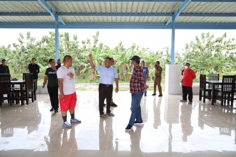 Bupati H.Nanang Ermanto mengajak dan menawarkan pengusaha rumah makan untuk membuka usaha di sentra kuliner ikan di kebun agrowisata kalianda