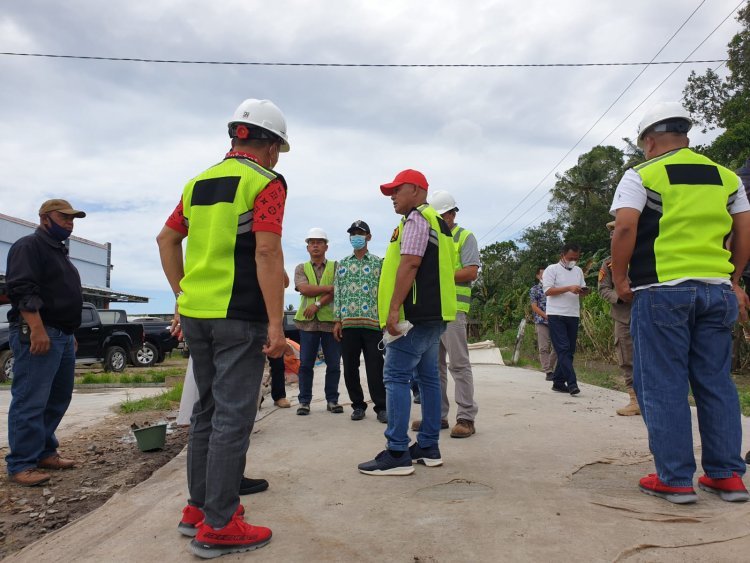 Bupati H.Nanang Ermanto meninjau Pembangunan Jalan Rabat Beton di desa Palas Jaya Kec.Palas (Minggu 28/11/21)