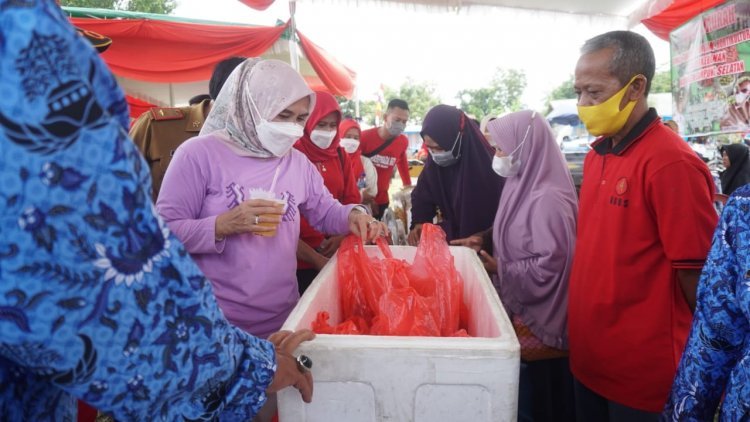 Hi. Winarni Nanang Ermanto Melaksanakan Kegiatan Gema Masyarakat Sehat ( GERMAS) dan Pasar Murah Di Kecamatan Natar