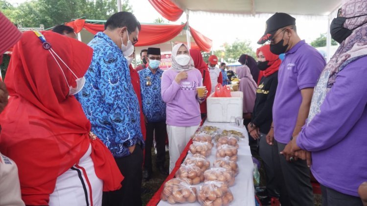 Hi. Winarni Nanang Ermanto Melaksanakan Kegiatan Gema Masyarakat Sehat ( GERMAS) dan Pasar Murah Di Kecamatan Natar