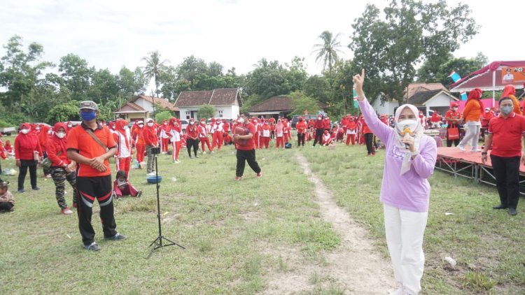 Hi. Winarni Nanang Ermanto Melaksanakan Kegiatan Gema Masyarakat Sehat ( GERMAS) dan Pasar Murah Di Kecamatan Natar