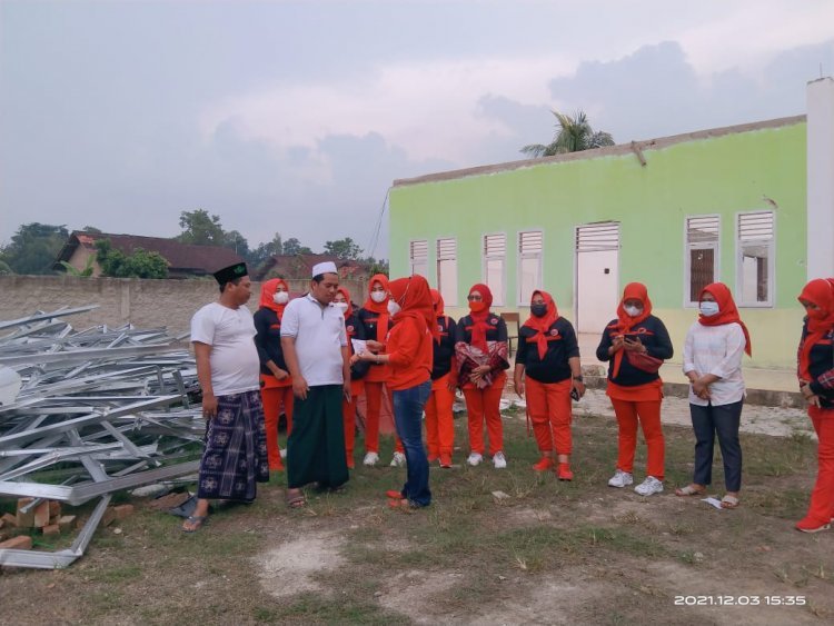 Kegiatan Anggota Fraksi PDI Perjuangan Kabupaten Lampung Selatan Rosdiana,silaturahmi dan  berbagi, jumat berkah bersama srikandi jati agung, mengunjungi jalan di dusun mekarsari, dan mengunjungi adik adibah, adik fera, dan adik vita (pembinaan anak stunting) ,juga mengunjungi smp IT (islam terpadu).