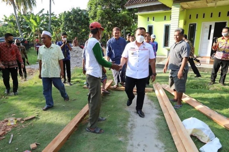 Bupati Nanang Ermanto Berikan Bantuan Bedah Rumah Untuk Warga Desa Pematang Pasir