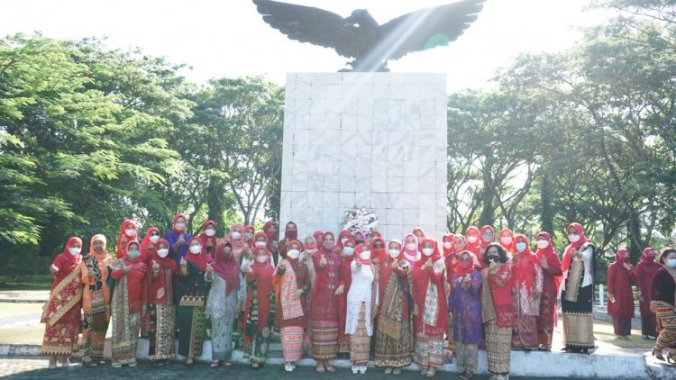 Tabur Bunga oleh Ketua Tim Penggerak Pemberdayaan Kesejahteraan Keluarga (TP PKK) Kabupaten Lampung Selatan Sekaligus Ketua Srikandi DPC PDI Perjuangan Lampung Selatan Hj. Winarni Nanang Ermanto 