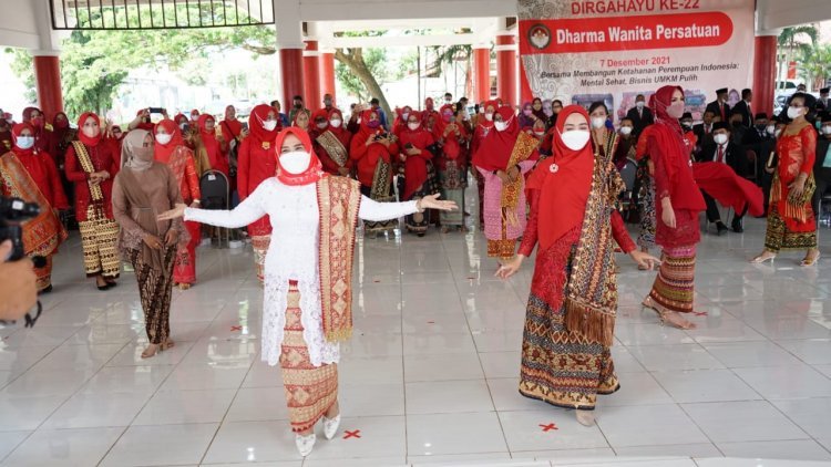 Puncak peringatan hari ibu oleh Ketua Tim Penggerak Pemberdayaan Kesejahteraan Keluarga (TP PKK) Kabupaten Lampung Selatan Sekaligus Ketua Srikandi DPC PDI Perjuangan Lampung Selatan Hj. Winarni Nanang Ermanto