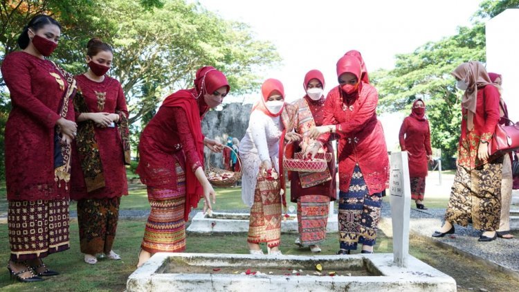 Tabur Bunga oleh Ketua Tim Penggerak Pemberdayaan Kesejahteraan Keluarga (TP PKK) Kabupaten Lampung Selatan Sekaligus Ketua Srikandi DPC PDI Perjuangan Lampung Selatan Hj. Winarni Nanang Ermanto 