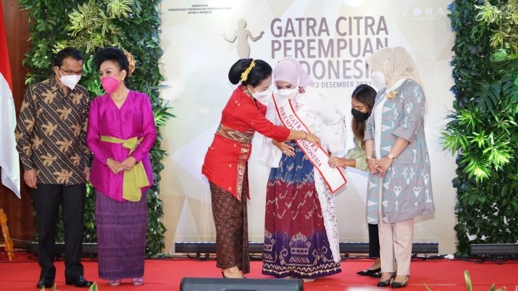 Hj.Winarni Nanang Ermanto Meraih Penghargaan Gatra Citra Perempuan Indonesia 2021