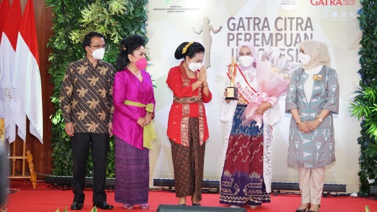 Hj.Winarni Nanang Ermanto Meraih Penghargaan Gatra Citra Perempuan Indonesia 2021