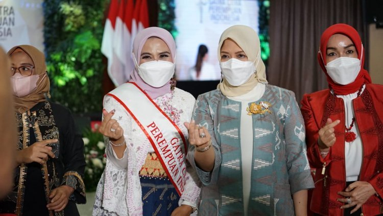 Hj.Winarni Nanang Ermanto Meraih Penghargaan Gatra Citra Perempuan Indonesia 2021