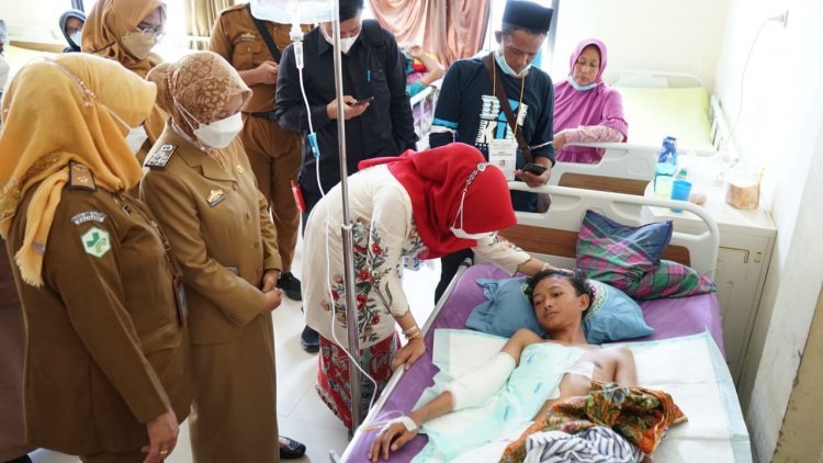 Bunda Hj. Winarni Nanang Ermanto  menjenguk korban tersambar petir di RS Bob Bazar Kalianda