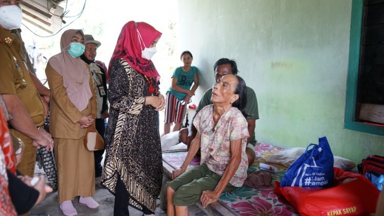 Mengunjungi ibu penderita syaraf kaku