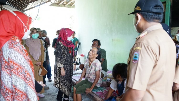 Mengunjungi ibu penderita syaraf kaku