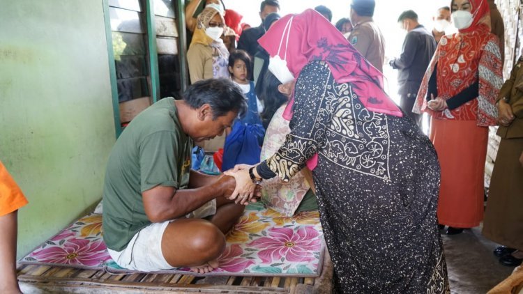 Mengunjungi ibu penderita syaraf kaku