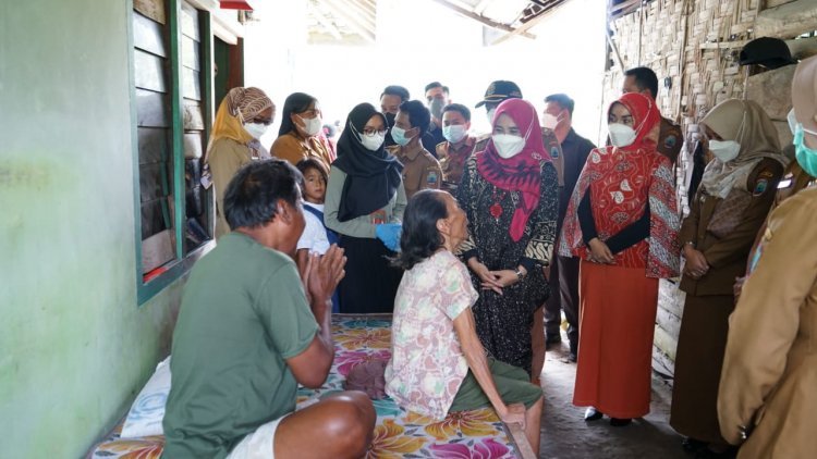 Mengunjungi ibu penderita syaraf kaku