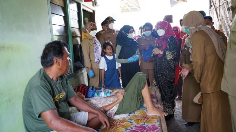 Mengunjungi ibu penderita syaraf kaku