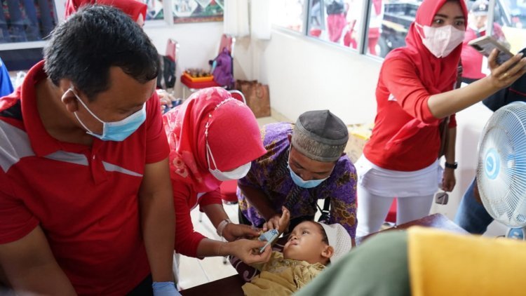 Hj.Winarni Nanang Ermanto Senam bersama  serta meninjau sunat dan vaksin di Ketapang 