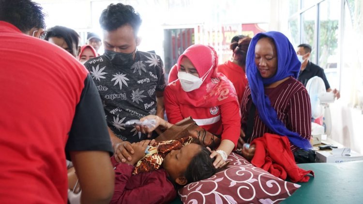 Hj.Winarni Nanang Ermanto Senam bersama  serta meninjau sunat dan vaksin di Ketapang 