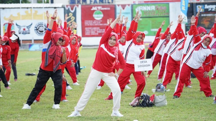 Hj.Winarni Nanang Ermanto Senam bersama  serta meninjau sunat dan vaksin di Ketapang 