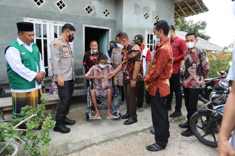 Bupati H.Nanang Ermanto berikan bantuan bedah rumah dan pemberian kursi roda di kecamatan ketapang