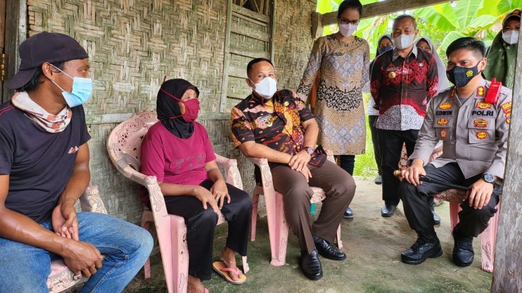 Bupati H.Nanang Ermanto berikan bantuan bedah rumah dan pemberian kursi roda di kecamatan ketapang