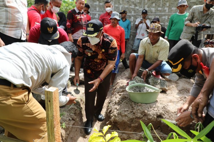 Bupati H.Nanang Ermanto berikan bantuan bedah rumah dan pemberian kursi roda di kecamatan ketapang