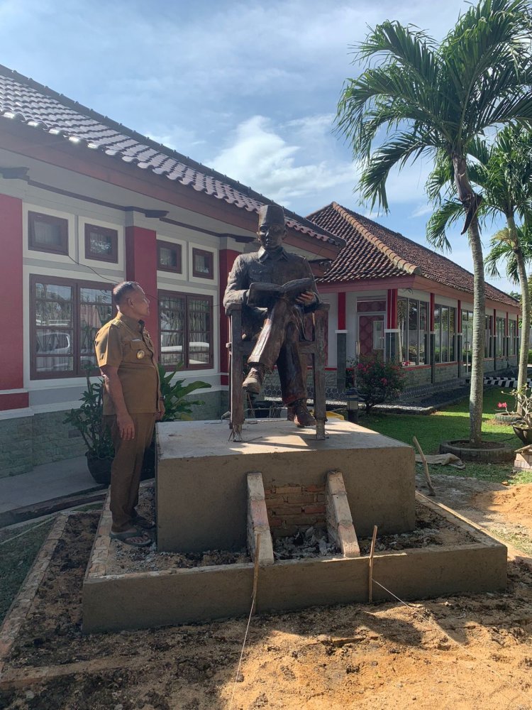 Bupati Lampung Selatan H. NANANG Ermanto meninjau pembuatan patung Sang Proklamator RI Ir. SOEKARNO yang rencananya akan ditempatkan di Perpustakaan daerah Kabupaten Lampung Selatan