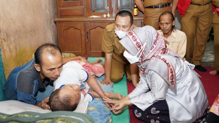 Ibu Hj.Winarni Nanang Ermanto Memberi bantuan di desa tajimalela