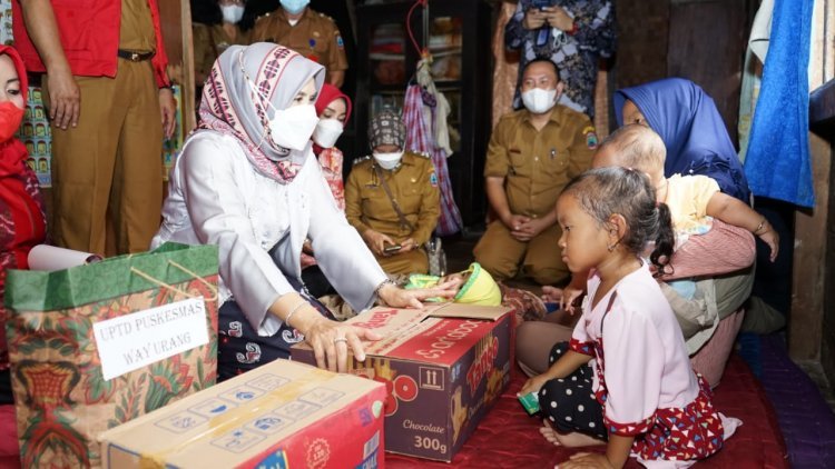 Ibu Hj.Winarni Nanang Ermanto Memberi bantuan di desa tajimalela