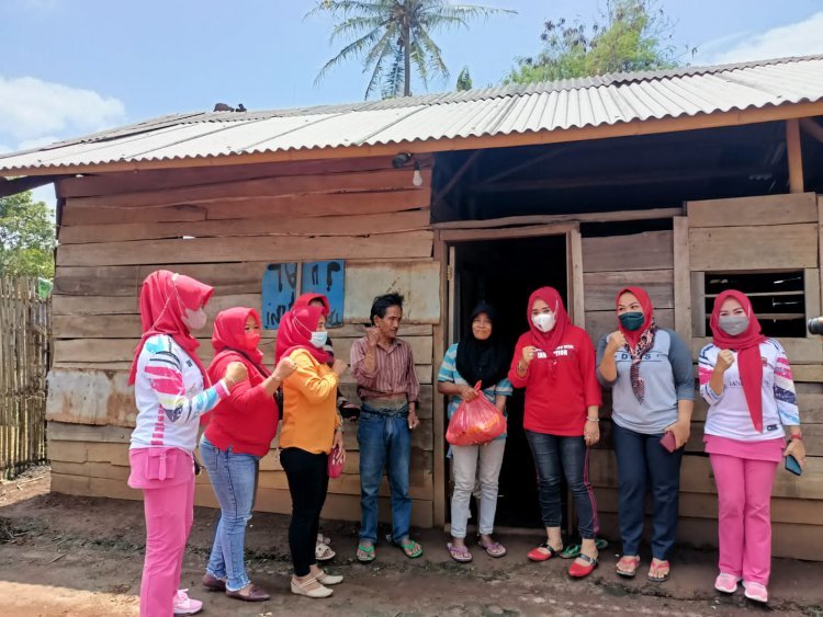 Kegiatan Jumat berkah srikandi PDI Perjuangan Kec.Jati Agung