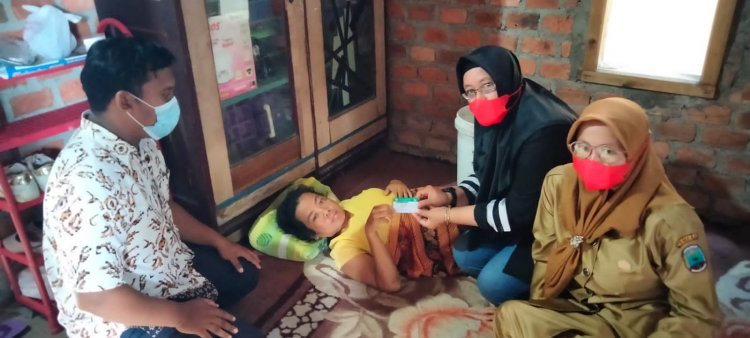 PDI PERJUANGAN LAMPUNG SELATAN BERIKAN BANTUAN BPJS GRATIS KEPADA WARGA KECAMATAN NATAR