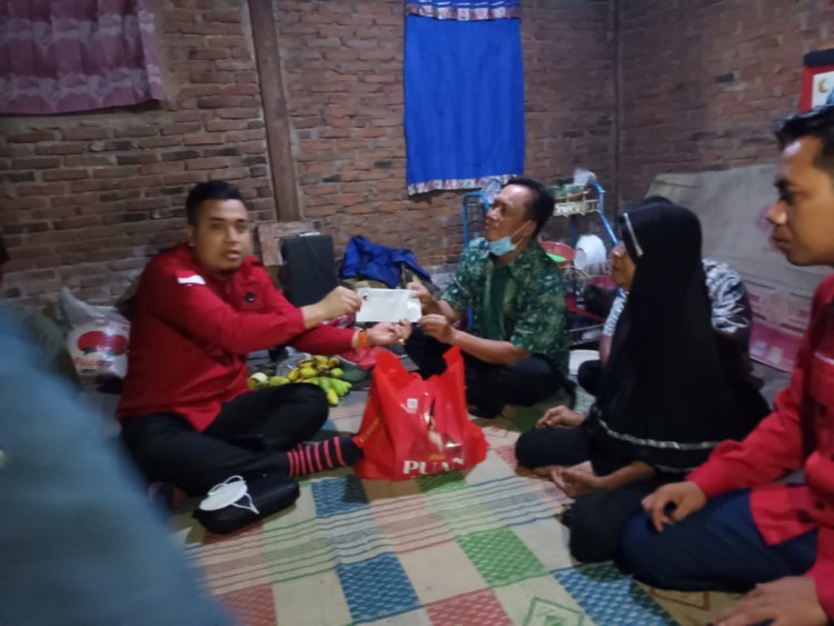 Diguyur Hujan Deras Rumah Warga Desa Tajimalela Kalianda Roboh, Ketua DPC PDIP Lamsel Melalui BBHAR PDIP Lamsel Berikan Bantuan