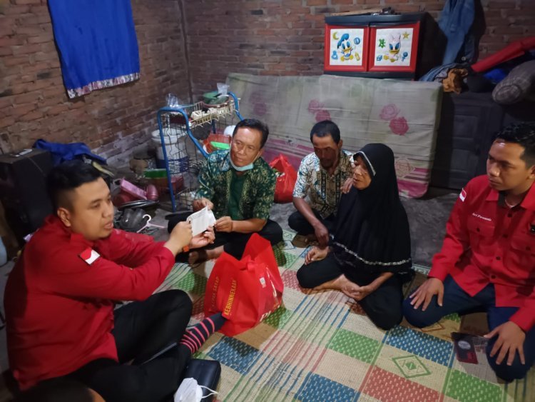 Diguyur Hujan Deras Rumah Warga Desa Tajimalela Kalianda Roboh, Ketua DPC PDIP Lamsel Melalui BBHAR PDIP Lamsel Berikan Bantuan