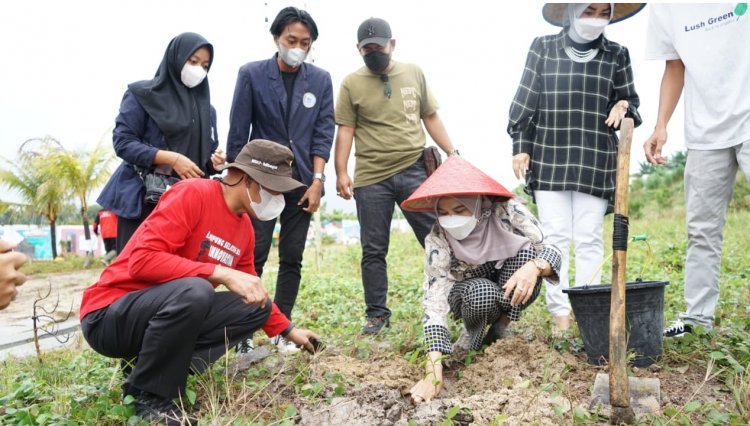 Bunda Hj. Winarni Nanang Ermanto Melakukan Penanaman Pohon Bersama Mahasiswa IBI Darmajaya 